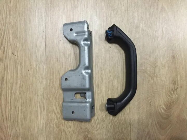 Ручка фольксваген т5. Ручка правая стойки а лобового стекла vw t5 t6. ручка стойки а на фольксваген т5. ручка на переднюю стойку фольксваген каравелла т5. фольксваген т5 ручка стойки лобового стекла.