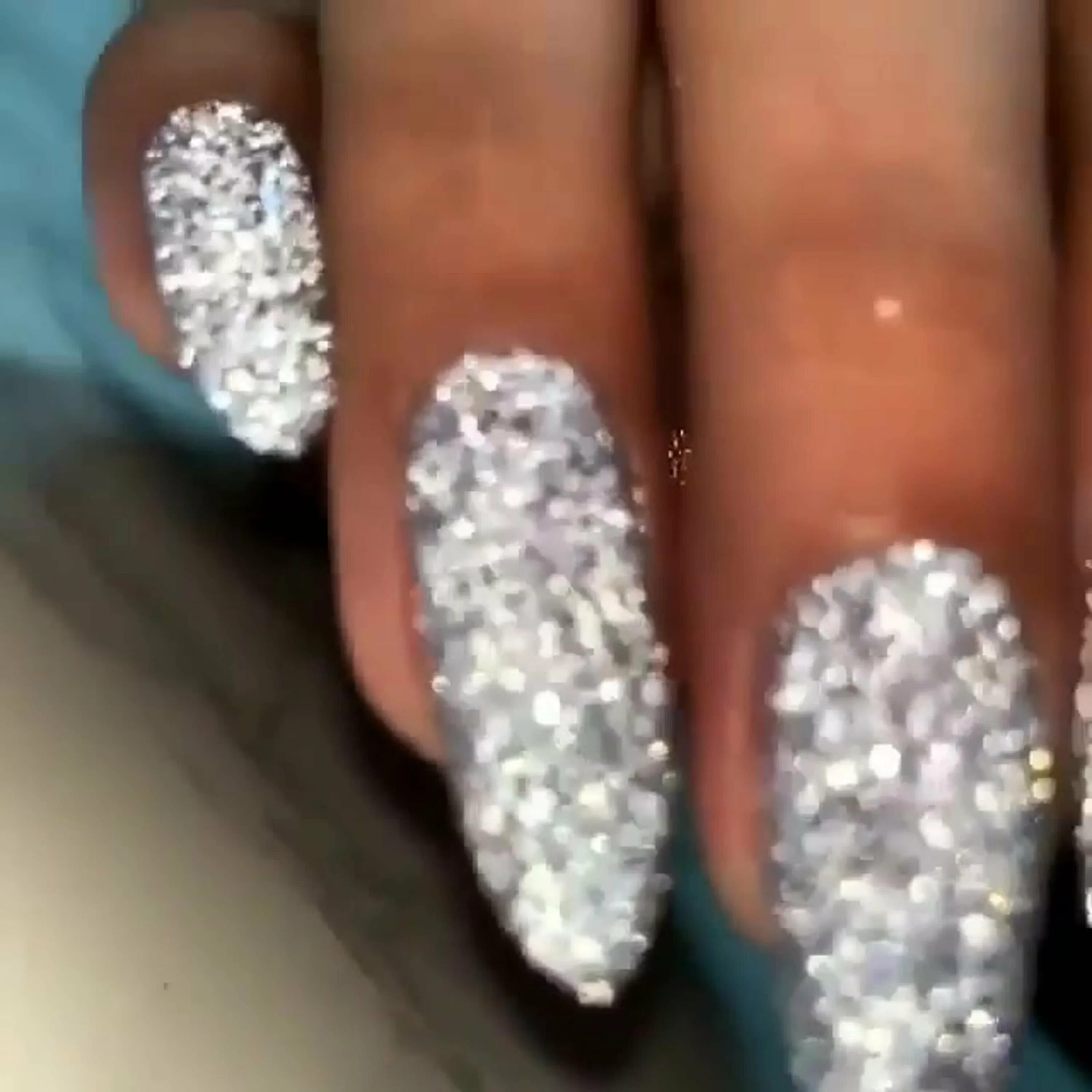 Светоотражающий маникюр серебристый. Starlet glitter gel 10 ml 03. Светоотражающий гель лак для ногтей. Маникюр со светоотражающими частичками. Маникюр со светоотражающим лаком.