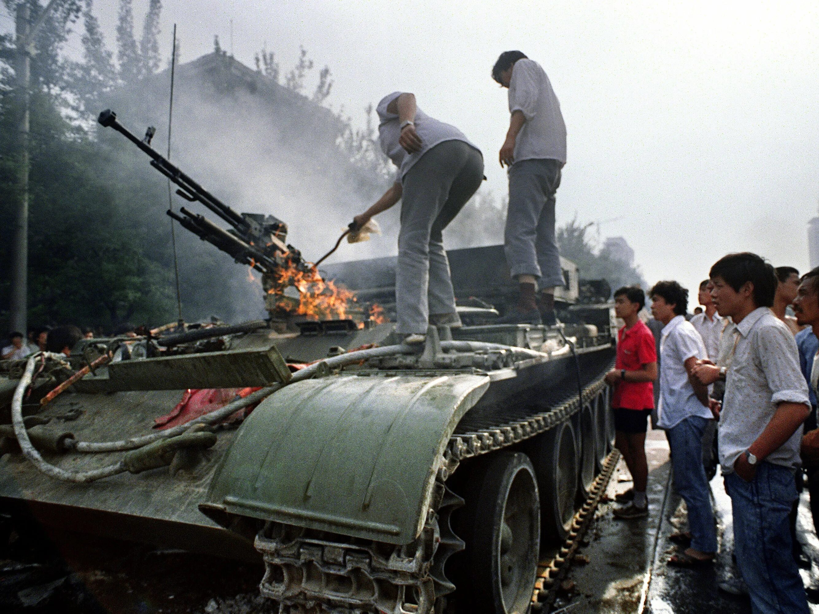 Ужасные события произошедшие в. Китай площадь Тяньаньмэнь 1989. 1989 Год Китай площадь Тяньаньмэнь. Тяньаньмэнь 4 июня 1989 года. Китай 1989 площадь Тяньаньмэнь танки.