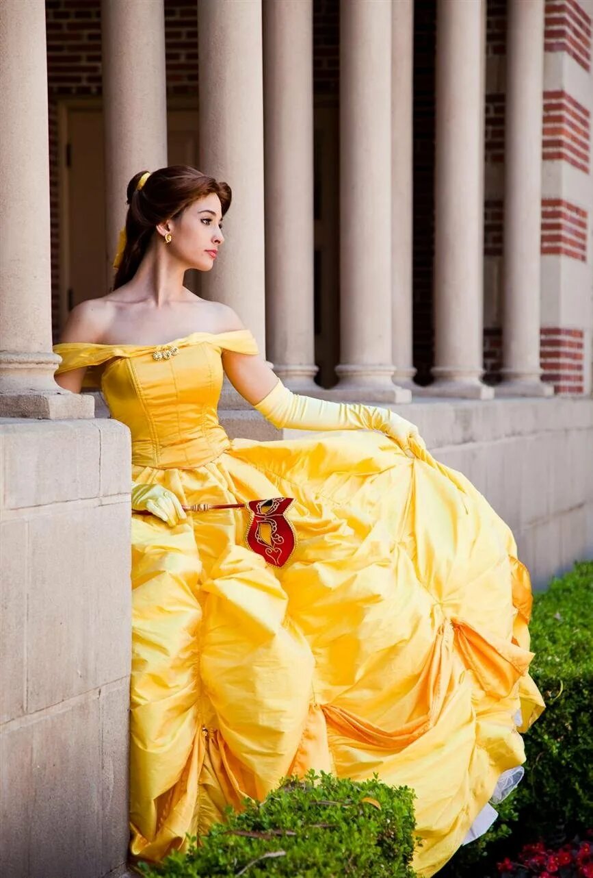 Бэлль принцесса Дисней в желтом платье. Белль из Диснея косплей. Бель платье жёлтое Белль. Бель из Disney Cosplay. Принцесса в желтом платье