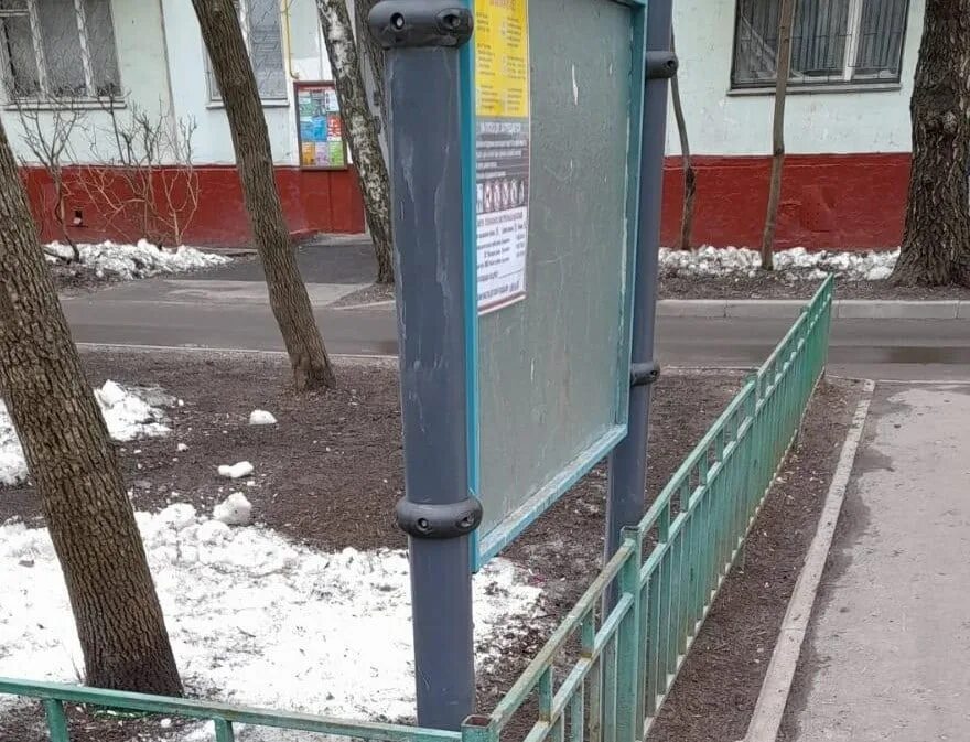 Повреждения москвы. Площадка днём. Апрель в Москве. ГБУ Жилищник Федора Полетаева 32 к6.