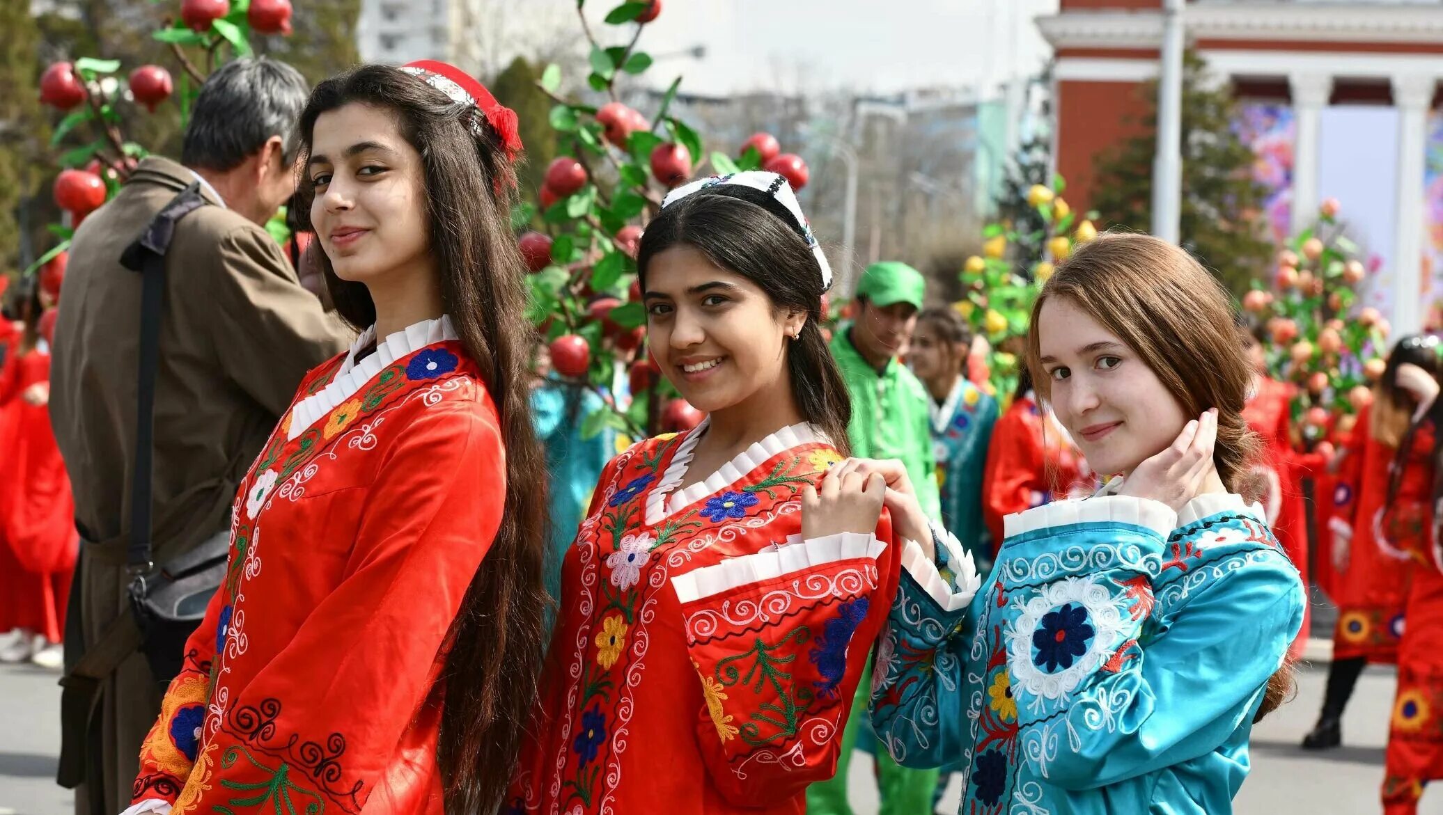Хуршед сатторов коллекция 2018. Таджикский костюм мужской. Узбекские женщины. Концы таджикский. Нигина гаибова.