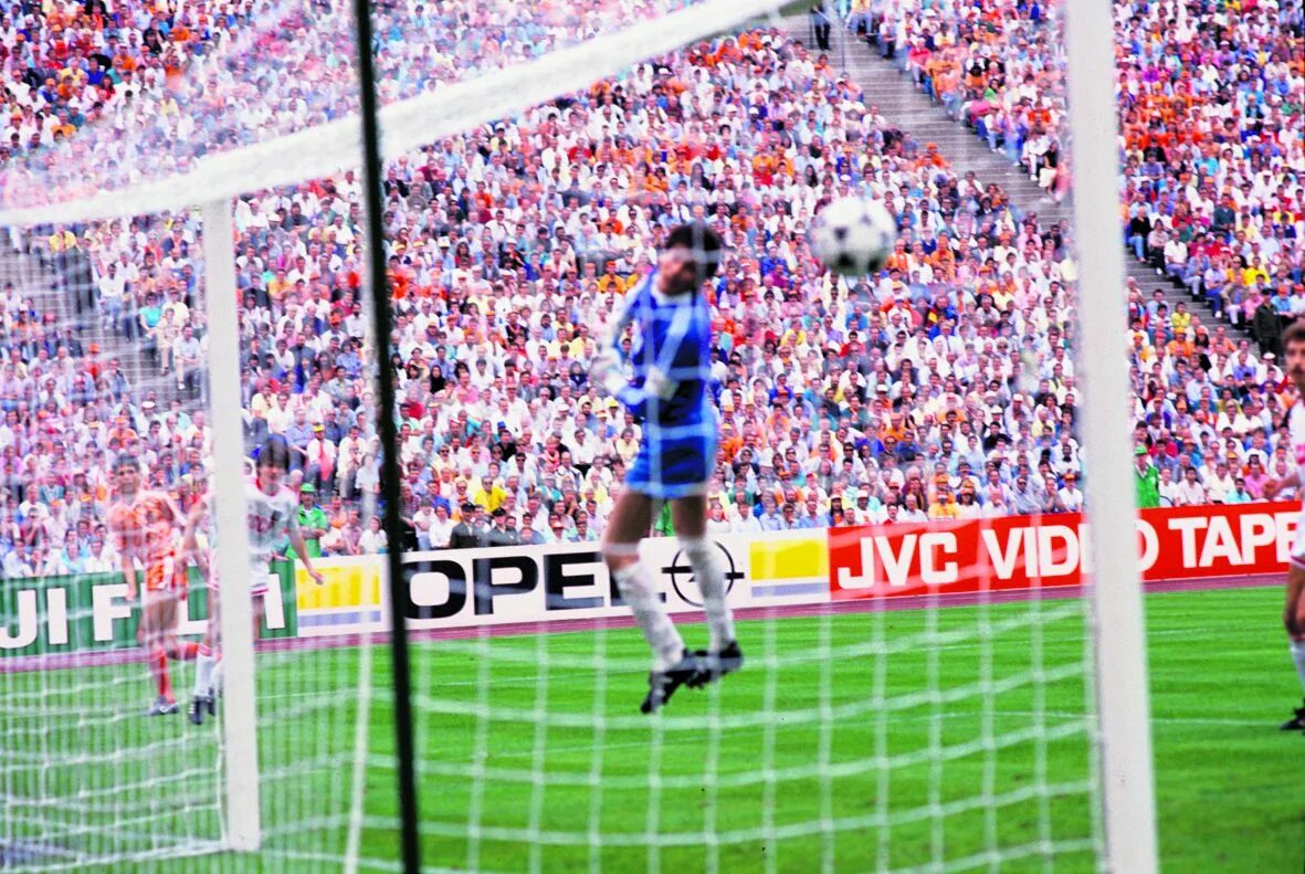 Marco van basten ac milan. Марко ван бастен. Клуб бастена 4. Жена ван бастена. Клуб бастена 4.