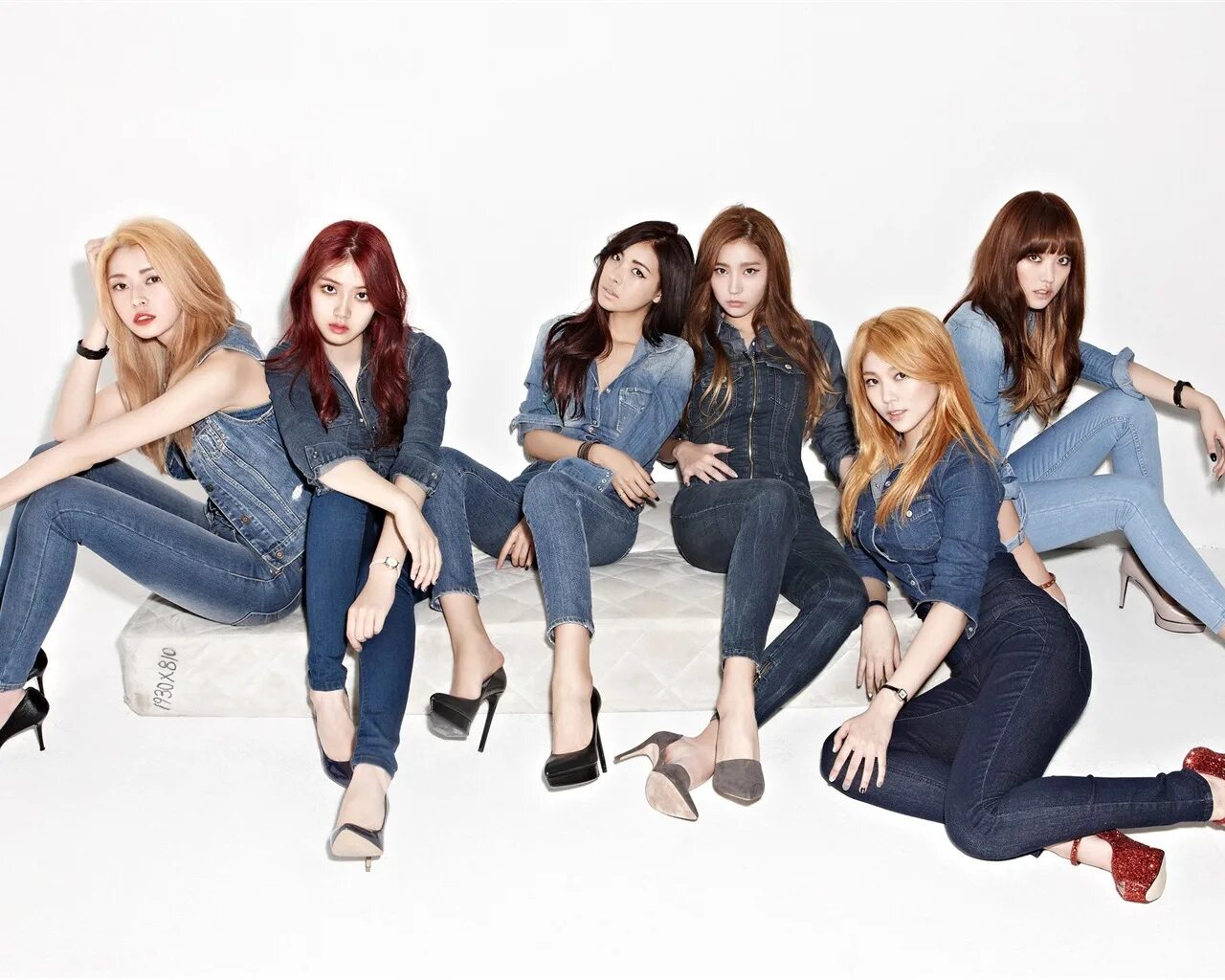 Группа hello. Группа hello Venus. HELLOVENUS K Pop группа. HELLOVENUS на сцене. Мода 2013 Корея Кей поп.