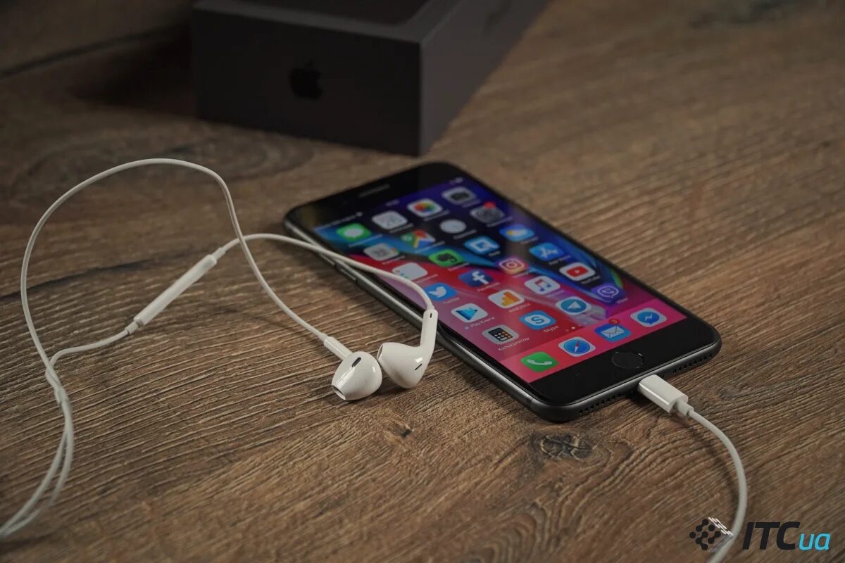 Airplay машина. Apple headset charger. Iphone 8 наушники. Телефон vi постоянно показывает наушники. Айфона работает звук наушники.