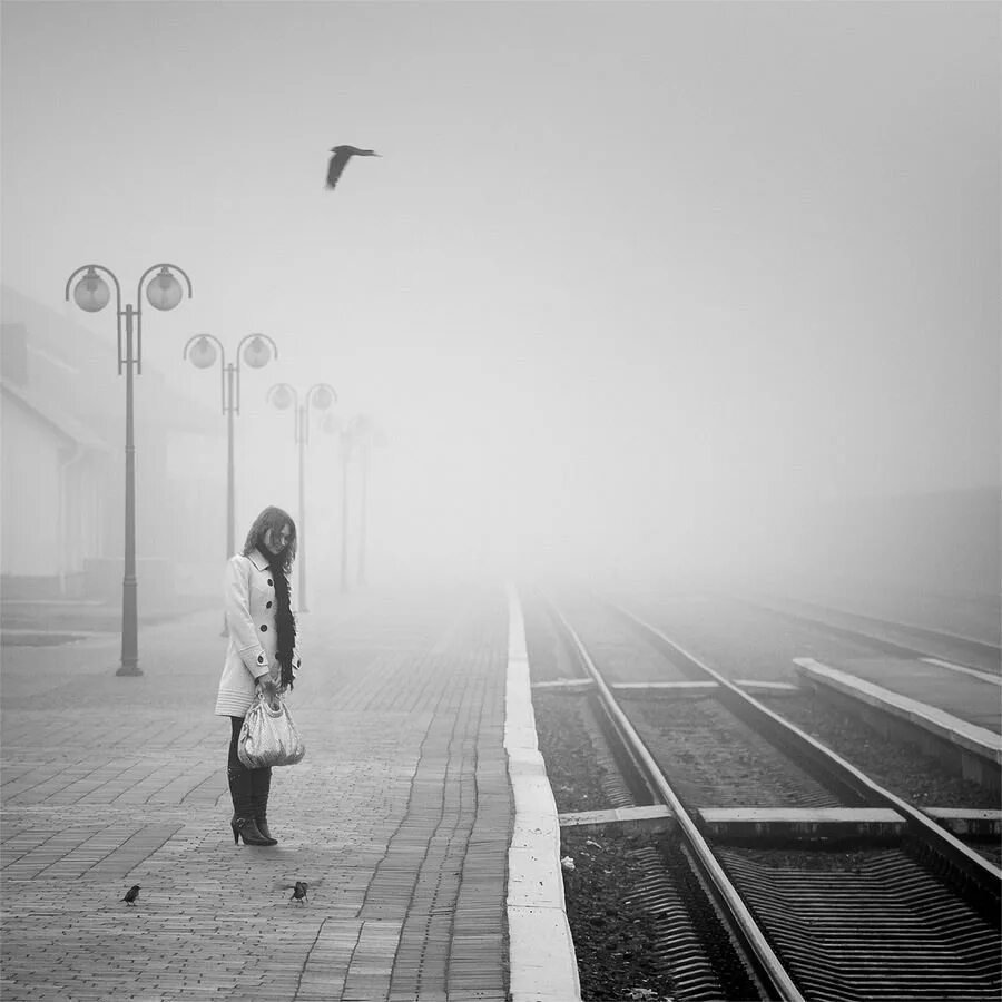 Перрон. Расставание на перроне. Поезд одиночество. Одинокий человек на перроне вокзала.