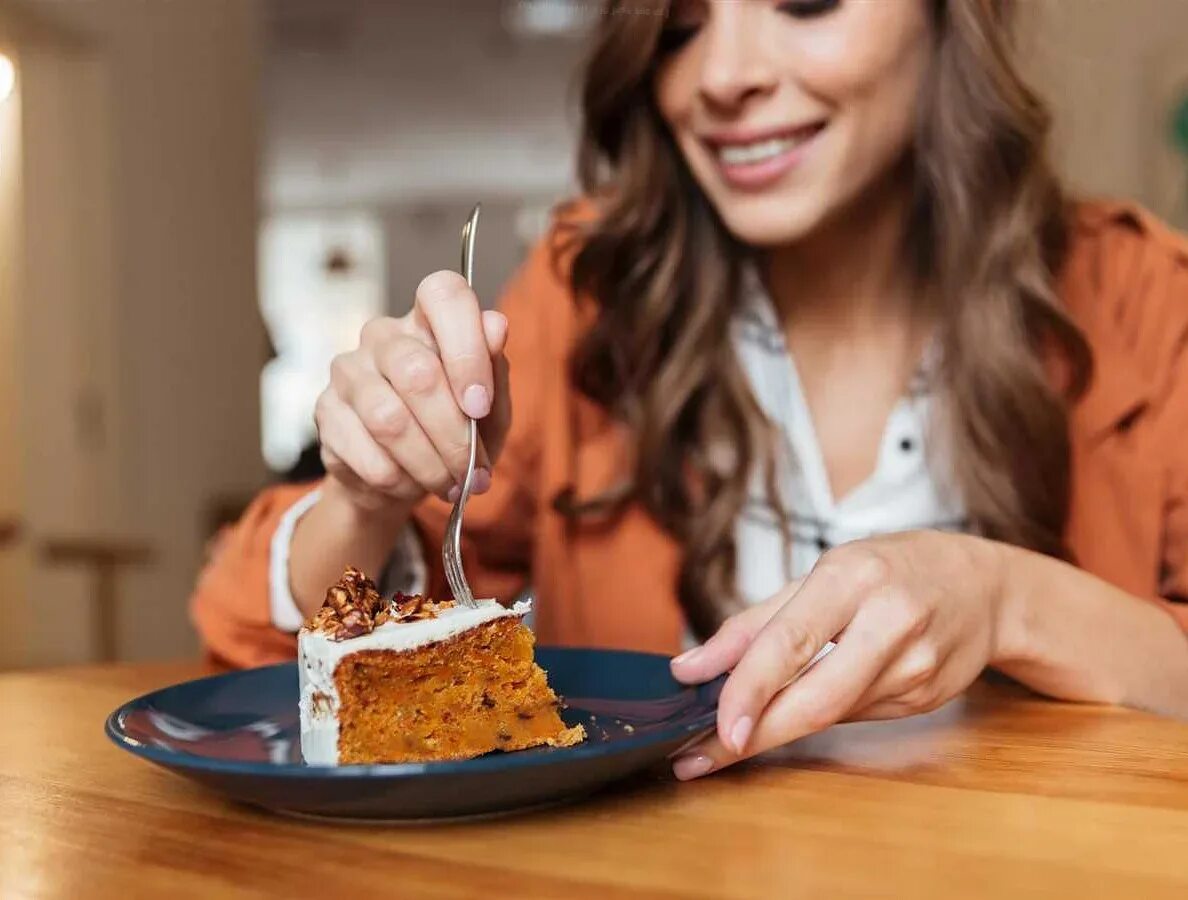 Брюнетка с тортом. Торт «кондитеру». Покупатель торт. Фотосессия кондитера. Cake english девушка.