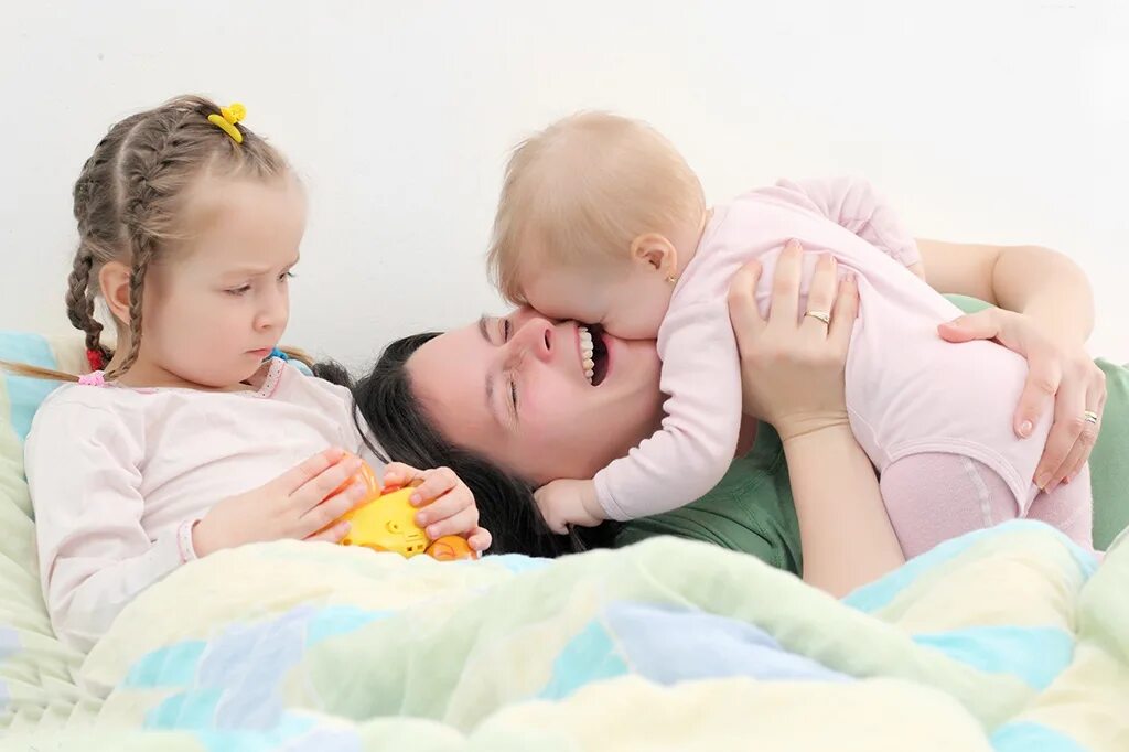 Женщина в семье. Мама и сестра с большой. Кормящая женщина. Сестры с большой грудюь. Джолин диас и мелани паркс.