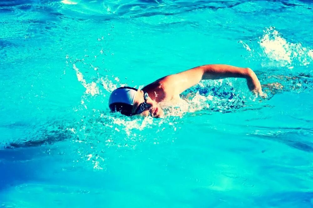 Пловчиха под водой. Пловец в бассейне. Swim le. Саженки стиль плавания. Синхронистки под водой с открытыми глазами.