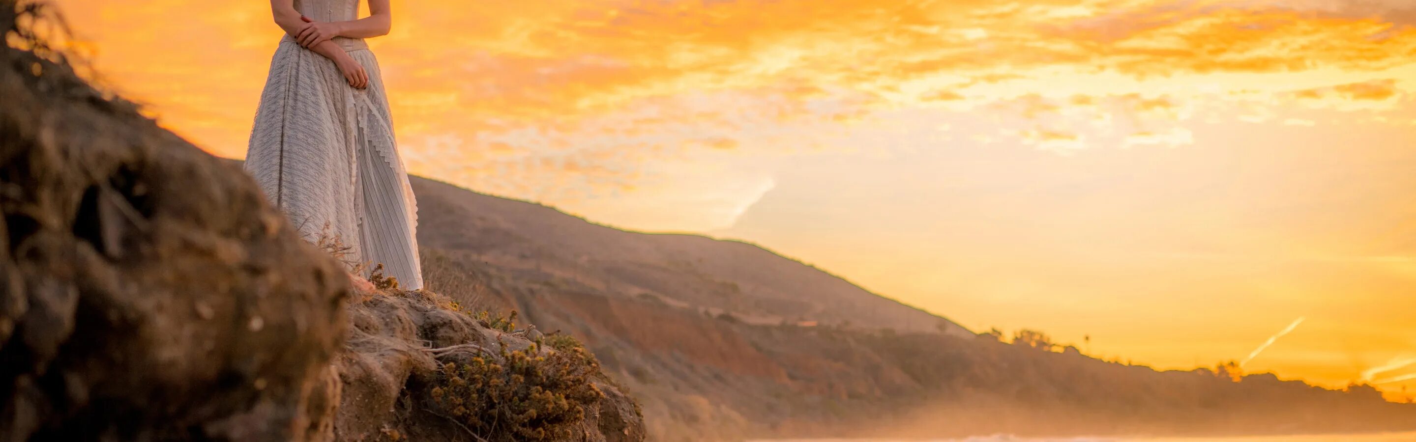 Девушка в синем платье у реки. Девочка на море. Девушка в лодке. Песня девушка на берегу. Девушка выходит на берег.