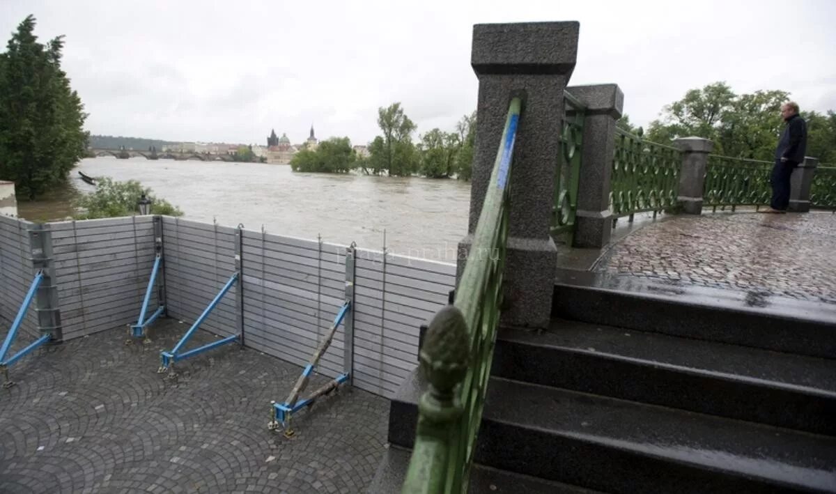 Забор держит воду. Ограждения от паводка. Ограждение от затопления. Заграждения от наводнений. Водное ограждение.