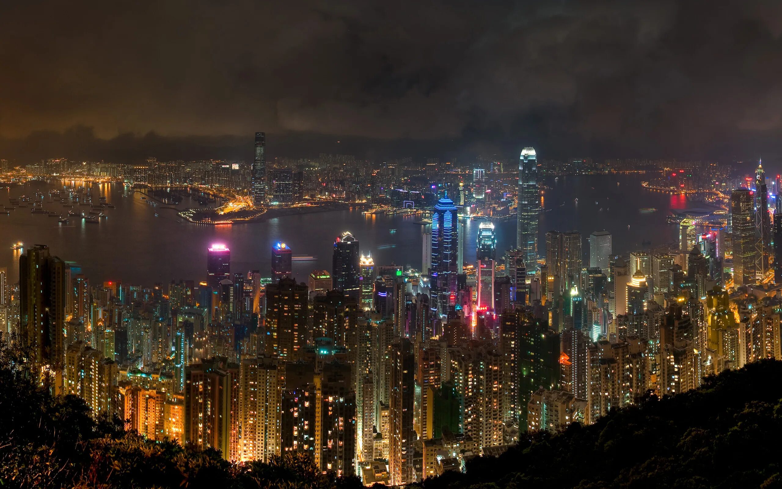 1400 x 900. Гонг Конг ночью. Гонконг небоскребы ночью. Гонг Конг 1960.