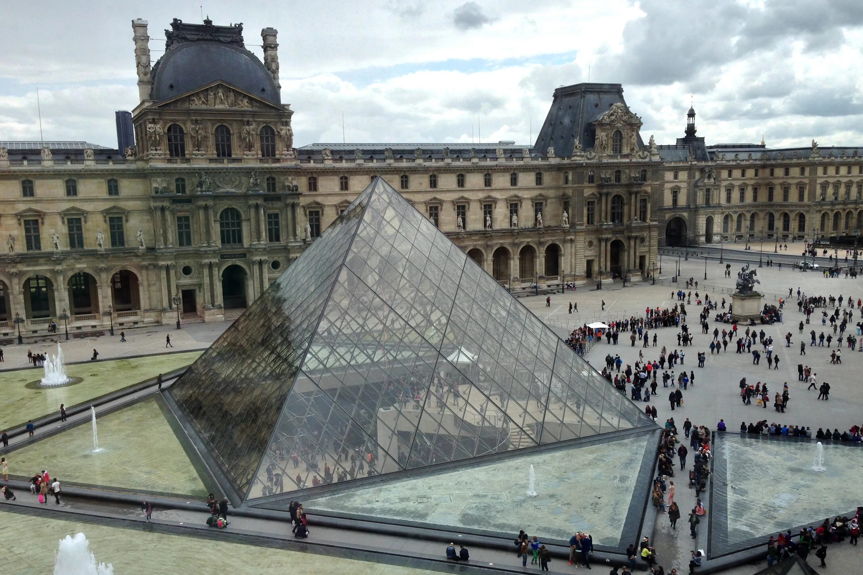 Какие самые известные музеи. Музеи. Лувр. Париж. 2. Музей Лувра, Париж, Франция. Лувр Париж внутри.