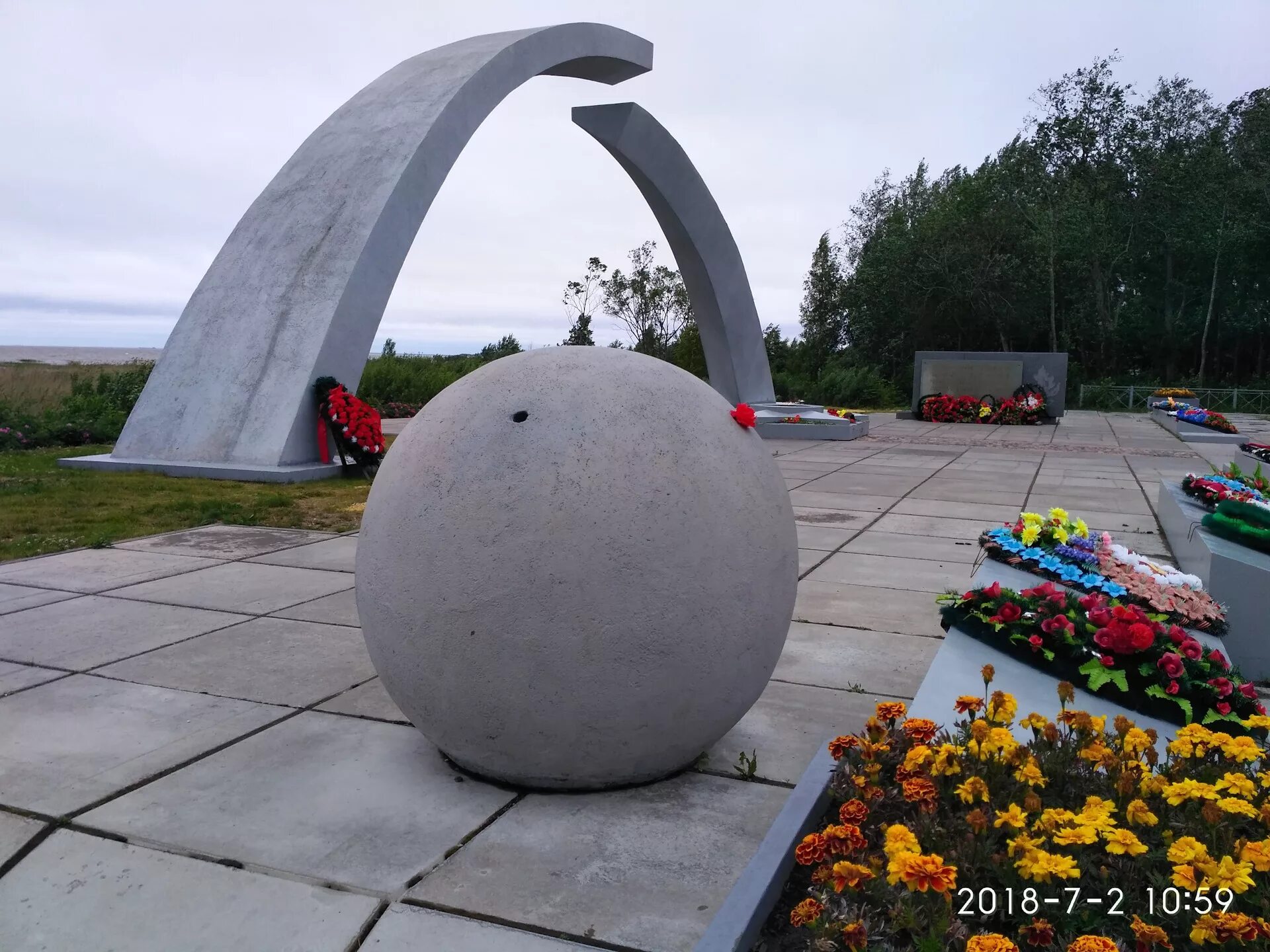 Разрыв кольца. Прорыв блокады памятник. Разорванное кольцо блокады памятник. Мемориал разорванное кольцо блокады Ленинграда. Разбитое кольцо памятник.