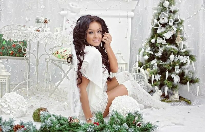 девушка у новогодней елки. новогодняя фотосессия в студии девушка. ярослава мирошниченко горячий шоколад.