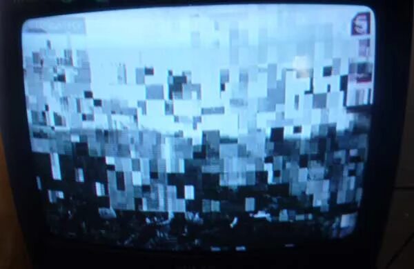 Почему канал плохо показывает. Плохой сигнал телевизора. Квадратики на экране телевизора. Искажение изображения на телевизоре. Плохой сигнал цифрового телевидения.
