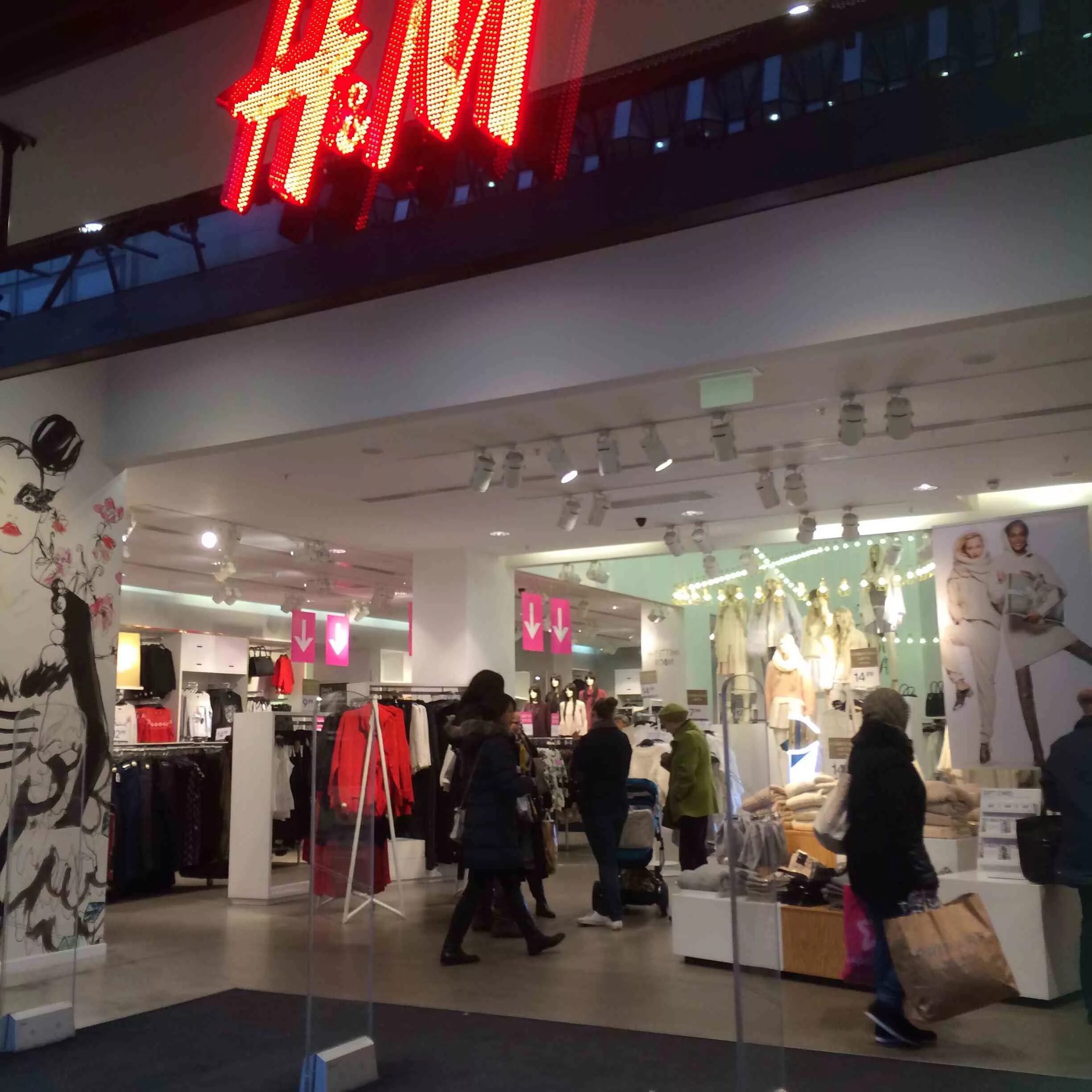 H m ch. H M Владивосток. H M магазин одежды. Магазин н м. H&M Анапа.
