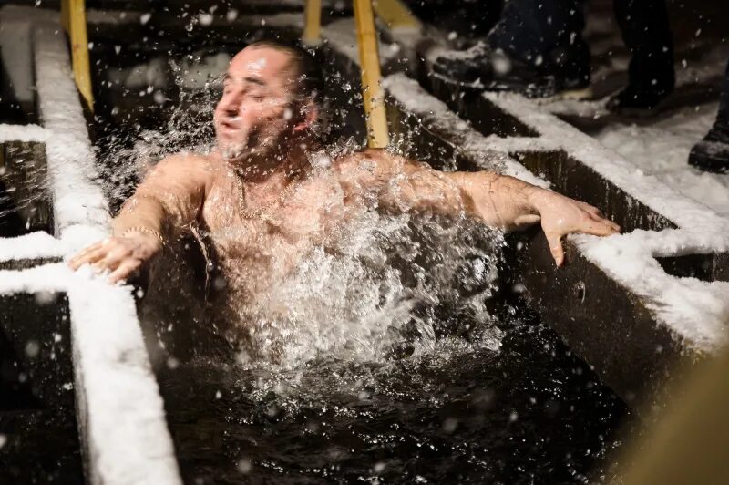 женщины купаются. прозрачная одежда на крещение. крещенские купания 2021. купание в проруби на крещение. крещение женщины видео.