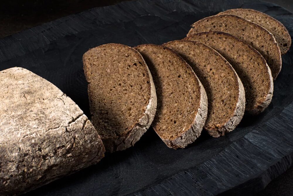 Хлеб ржано пшеничный заварной. Хлеб ржано-пшеничный с тмином. Ржано-пшеничный хлеб ржано-пшеничный хлеб. Литовский ржаной хлеб.