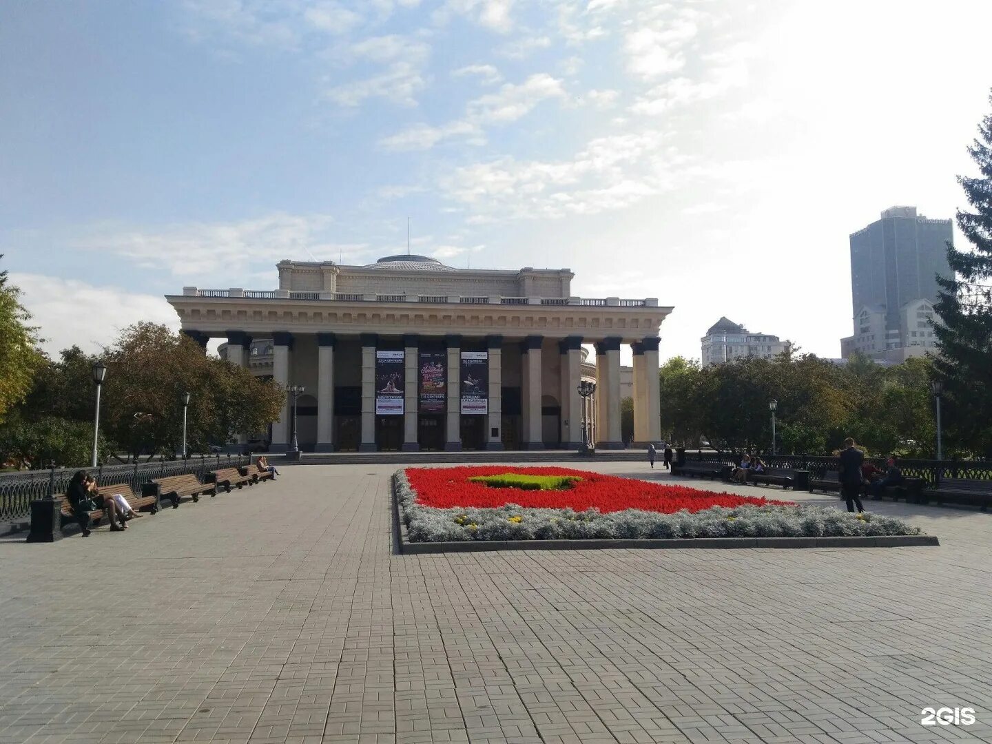 Театр сквер. Оперный театр ленин новосибирск сверху. Театр сквер. Театральный сквер томск. Ансамбль большого театра и театральной площади.