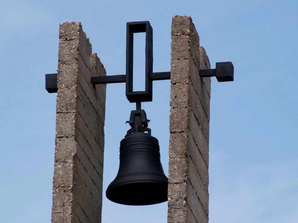 Урок колокола хатыни. Хатынские колокола. Хатынь колокол презентация. Урок колокола хатыни. Звон колоколов хатыни.