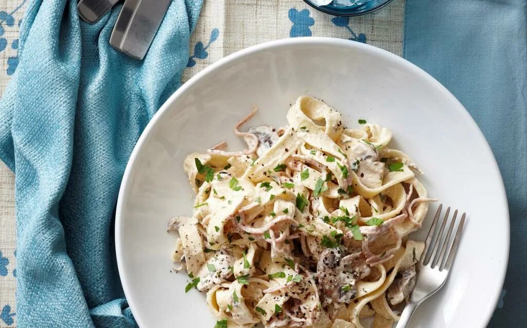 Паста с шампиньонами в сливочном с курицей. Паста фетучини с грибами. Фетучини с шампиньонами. Паста фетучини с шампиньонами. Паста фетучини с курицей и грибами в сливочном.