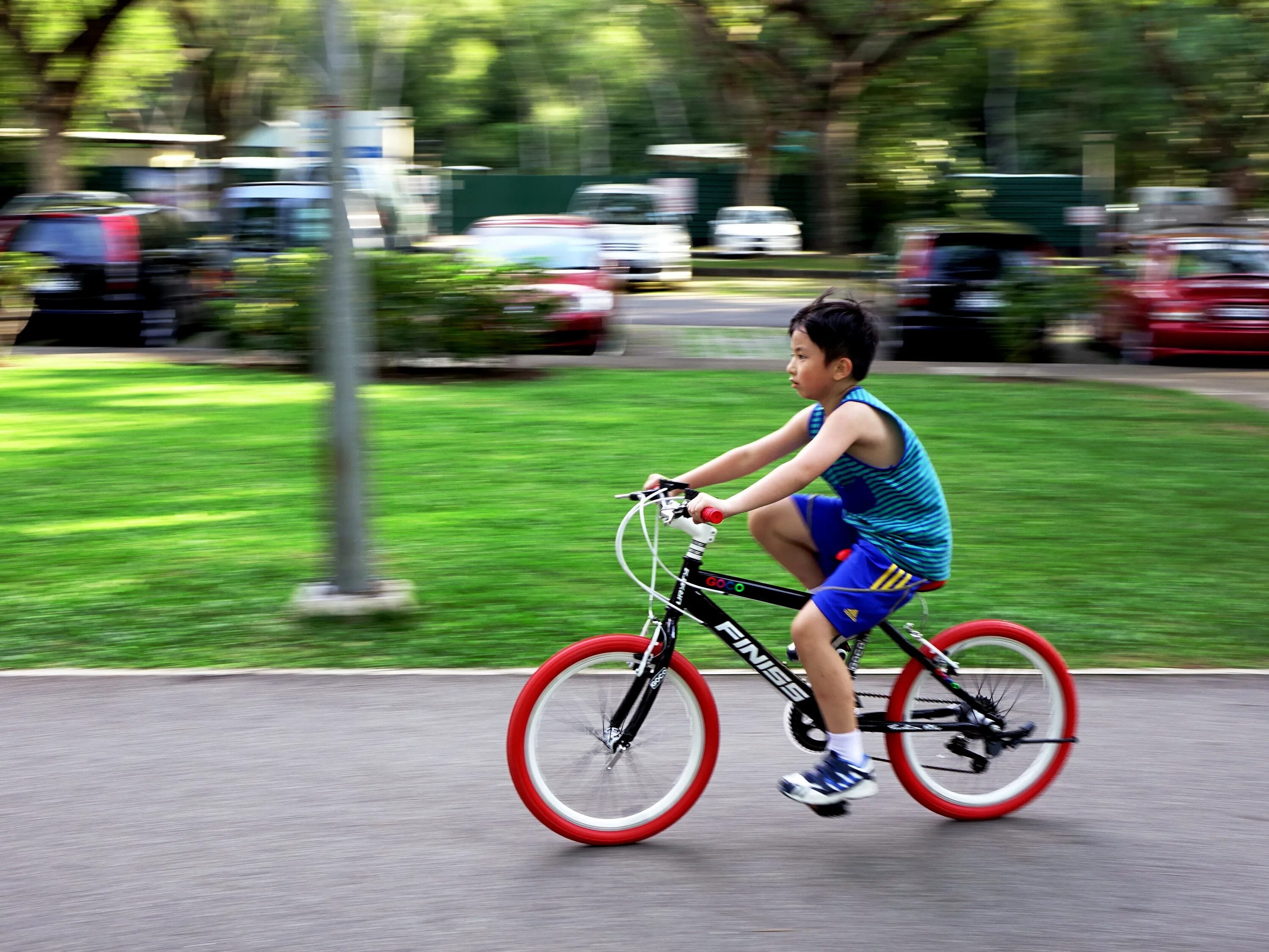 The children ride bikes. Дети с велосипедом. Дети катаются на велосипеде. Ребенок на велосипеде на дороге. Велосипедист ребенок.