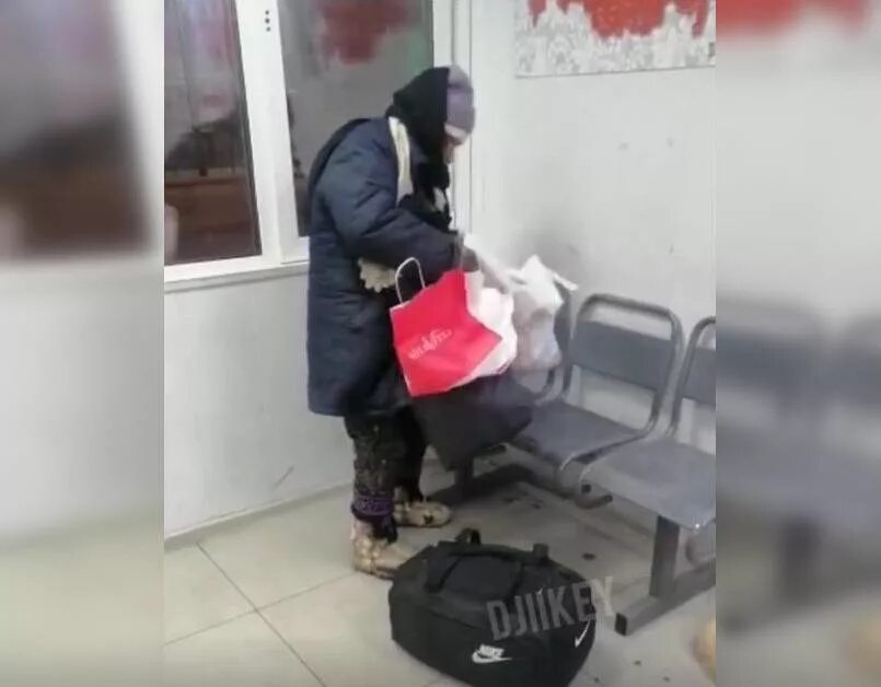 Как выгнать ребенка из дома. Выгнали из дома.