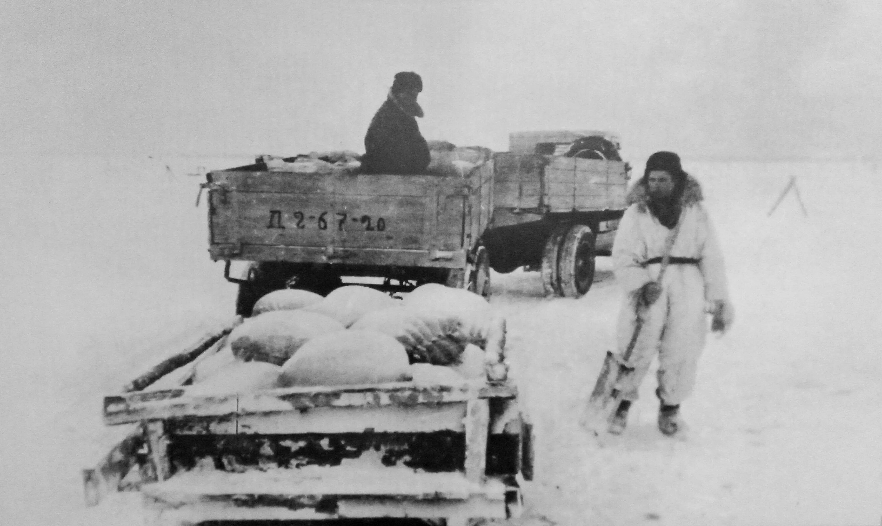 Дорога жизни блокадного Ленинграда. Дорога жизни 1942. Блокадный Ленинград Ладога дорога жизни. Блокада Ленинграда 1942 год дорога жизни.