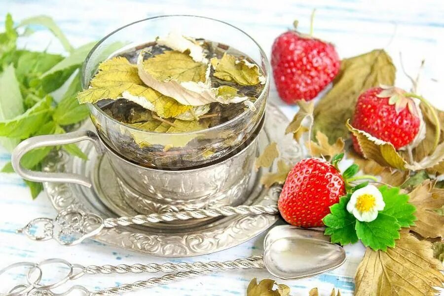 Чай из листьев малины мяты смородины. Фруктовый чай. чай с клубникой и мятой. земляничный чай. чай с земляникой.
