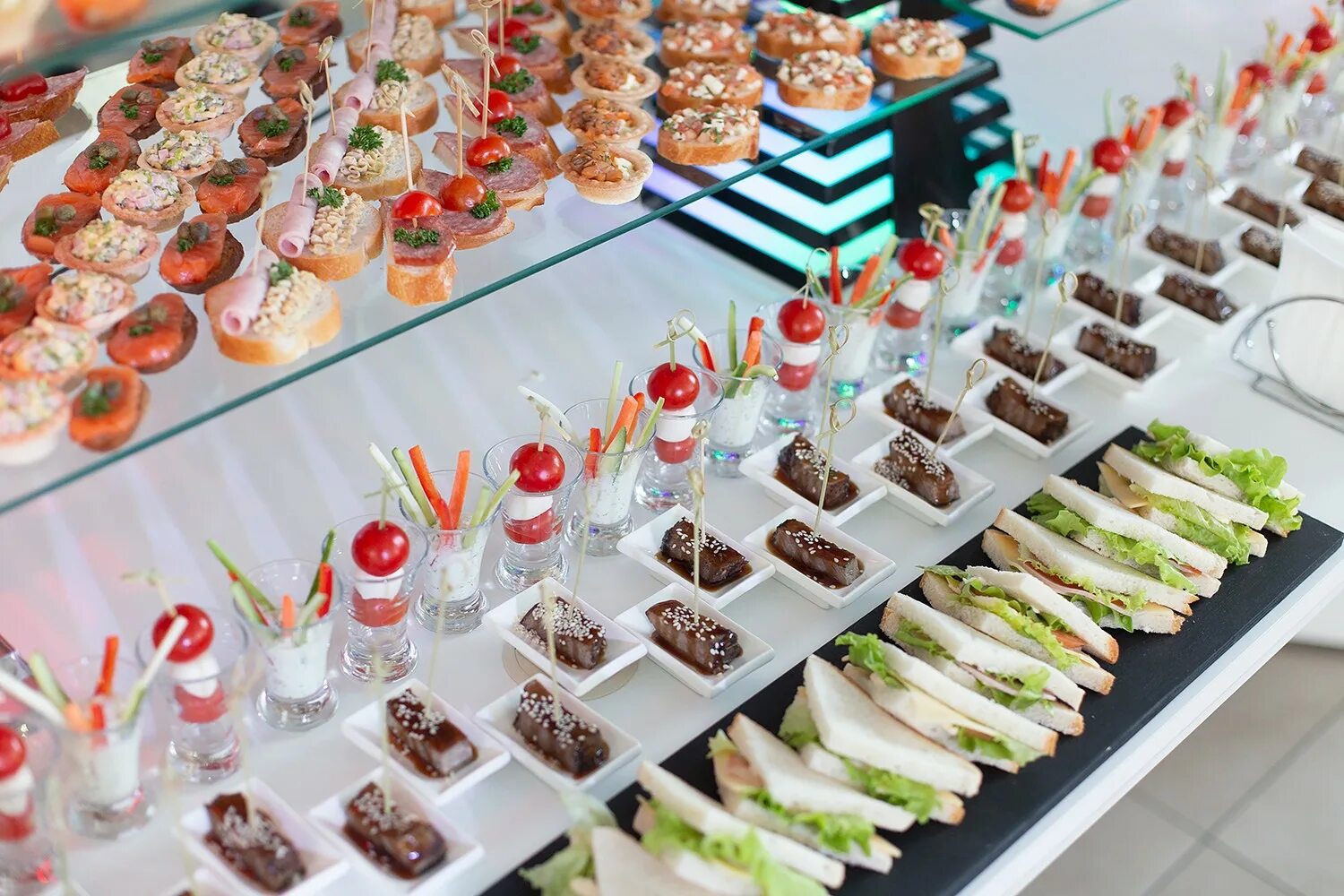 Банкет фуршет кейтеринг. Выездной кейтеринг. Фуршет. Свадебный стол с едой. Кейтеринг фуршет.