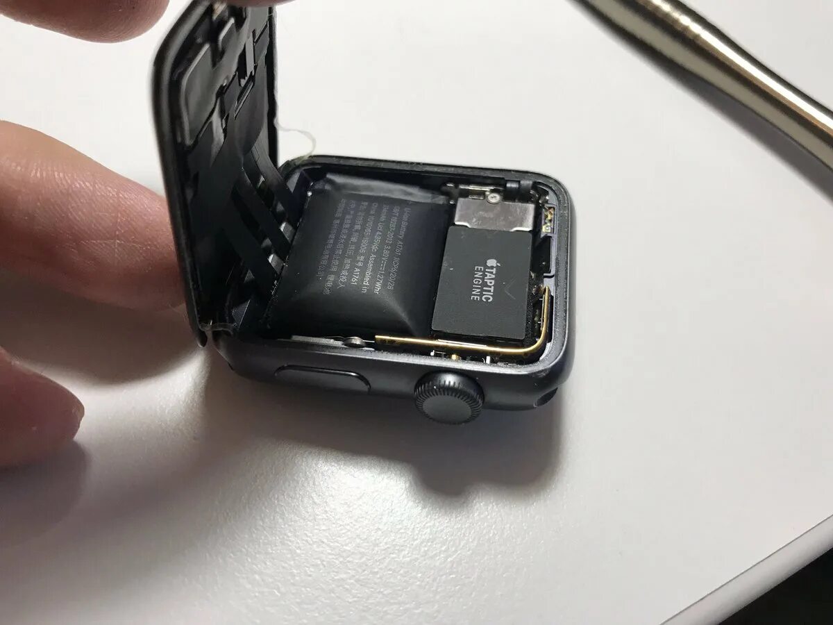 Батарея apple watch. Apple watch белые износ батареи. apple watch не заряжаются после длительного неиспользования. apple watch перегрев не заряжаются.