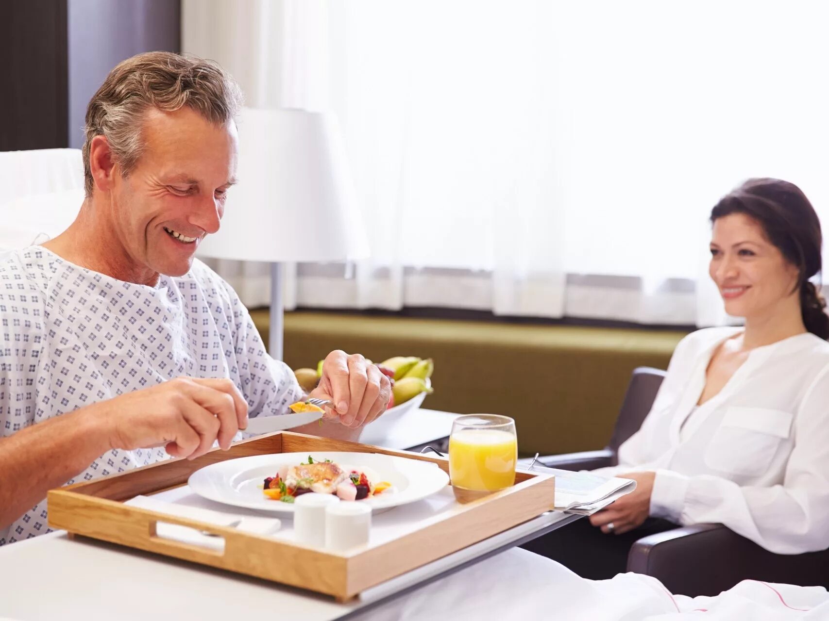 Eating food during sickness. девушка ест в кровати. человек ест в кровати. девушка завтракает. Bed eating.
