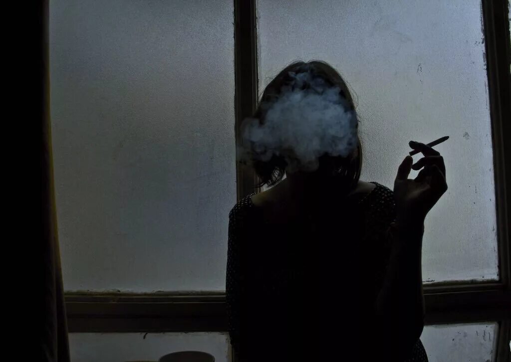 Девушка с сигаретой без лица. Парень курит в темноте. Девушка с сигаретой в темноте. Курящая девушка в темноте.