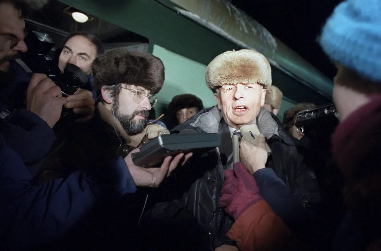 Возвращение из ссылки Академика Андрея Сахарова. Сахаров 1986. Сахаров Возвращение из ссылки. Возвращение Сахарова из ссылки декабрь 1986. 29 декабря 1986 бал