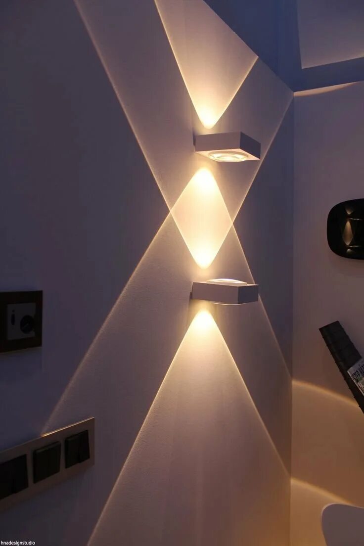 Освещение снизу. Декоративная подсветка на стену. Светильник настенный. Дизайнерская подсветка стен. Декоративные светильники на стену.