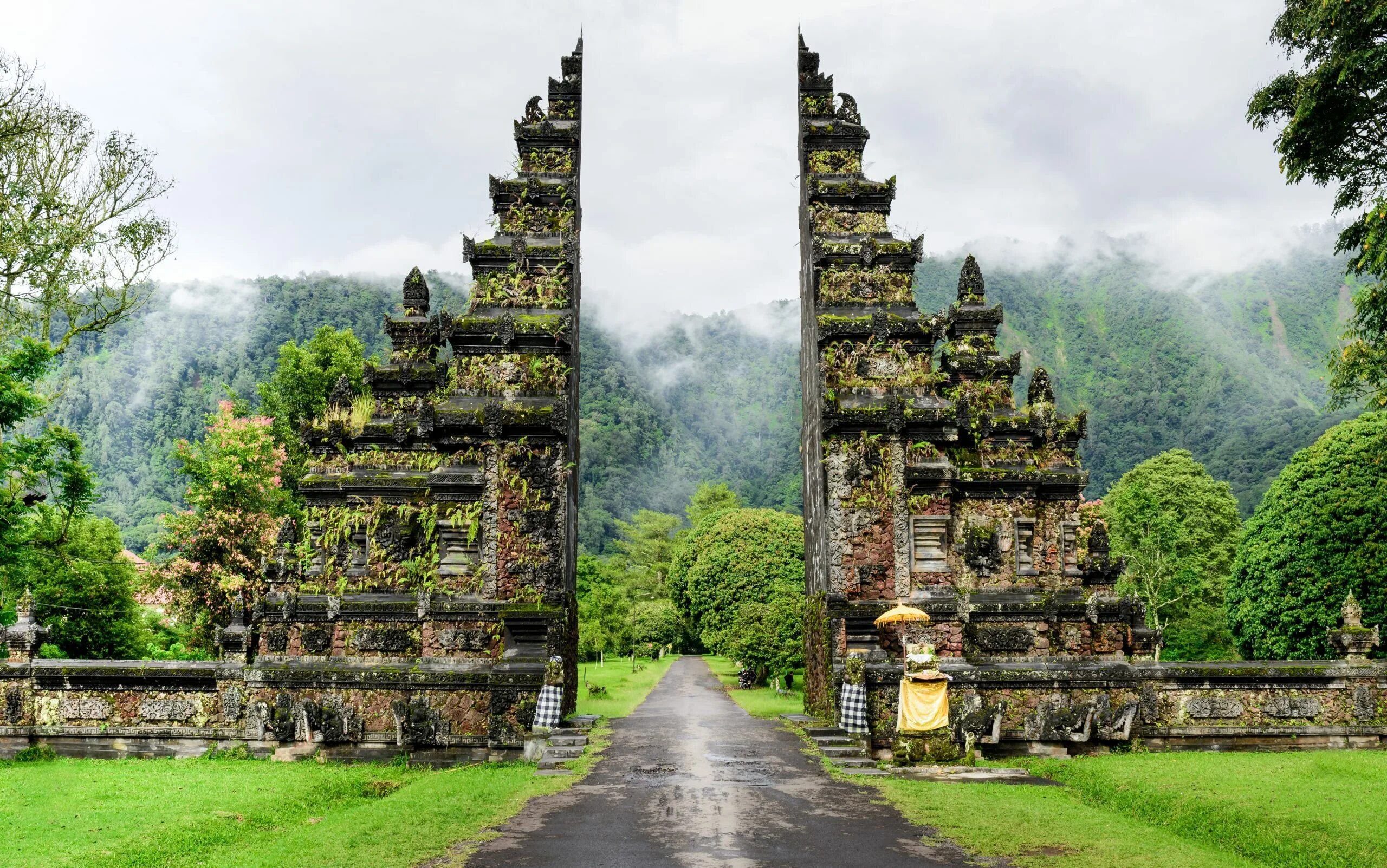 Что такое индонезия. Индонезия Бали. Индуистский храм Пура Лемпуянг. Врата на Бали. Ворота хандара Бали.