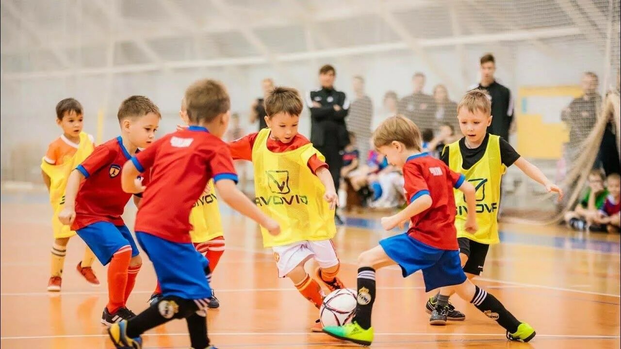 Футбол в школе нижегородской области. Мини футбол дети. Детский футбол в зале. Детский мини футбол. Mini dutbol.