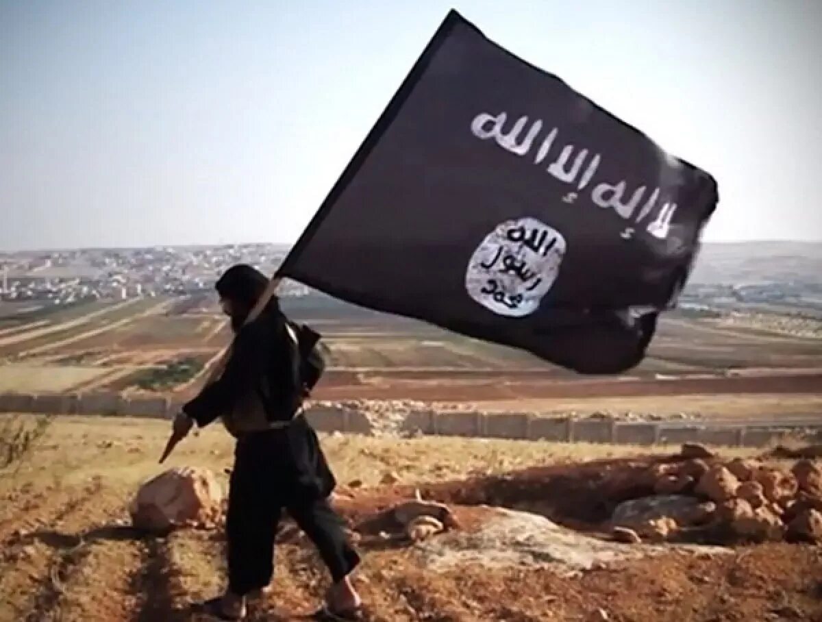 Террористы на фоне флага игил. Флаг ИГИШ. Знамя ИГИЛ. Знамя Исламского государства.