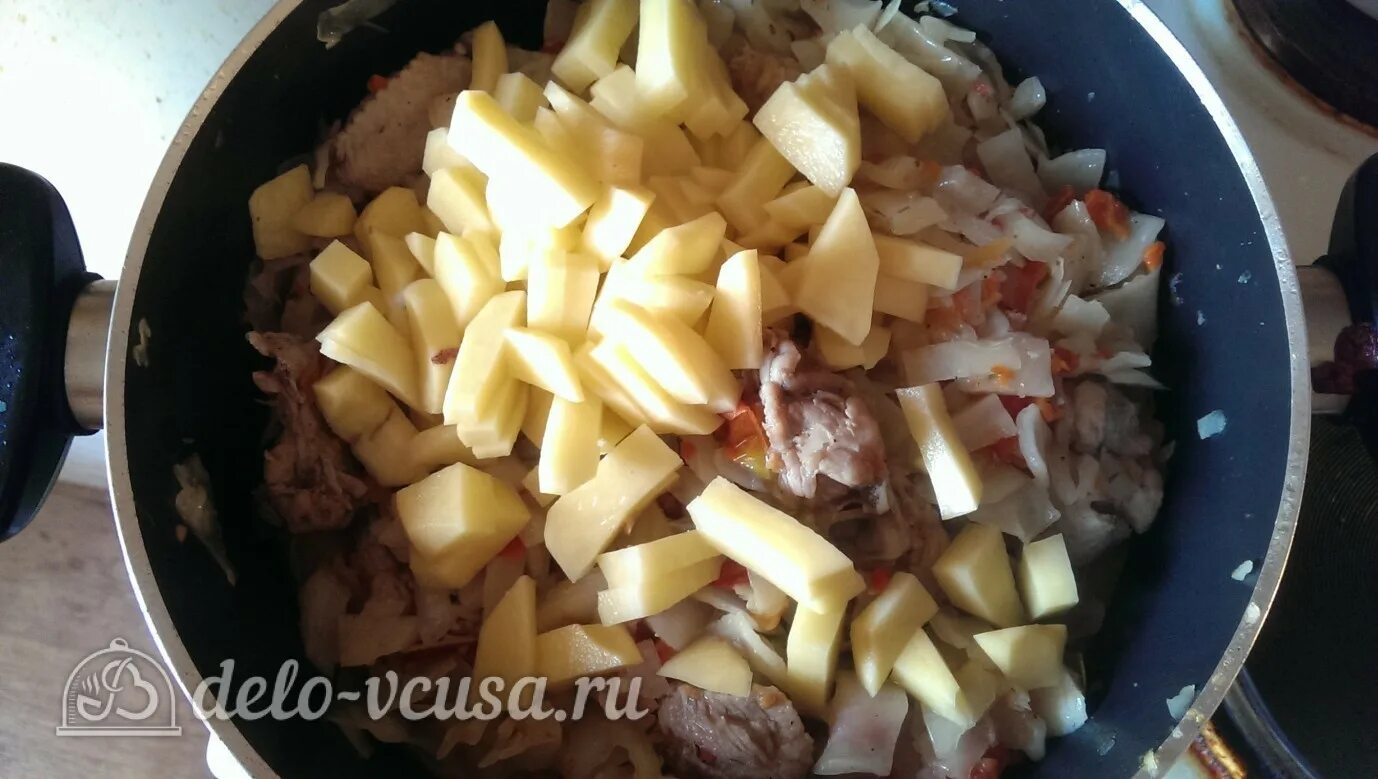 бигус с курицей и картошкой. капуста с мясом. тушёная капуста с курицей. тушёная капустапо немецки. бигус с курицей и картошкой.