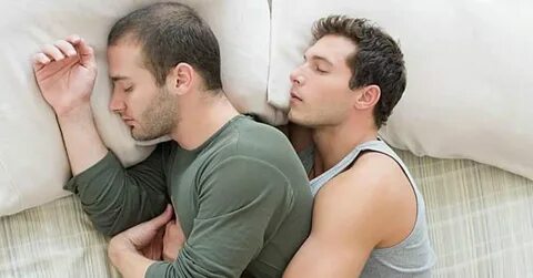 Однополая мужская любовь в кровати - фото 
