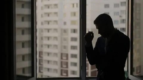 Из окна вышел один