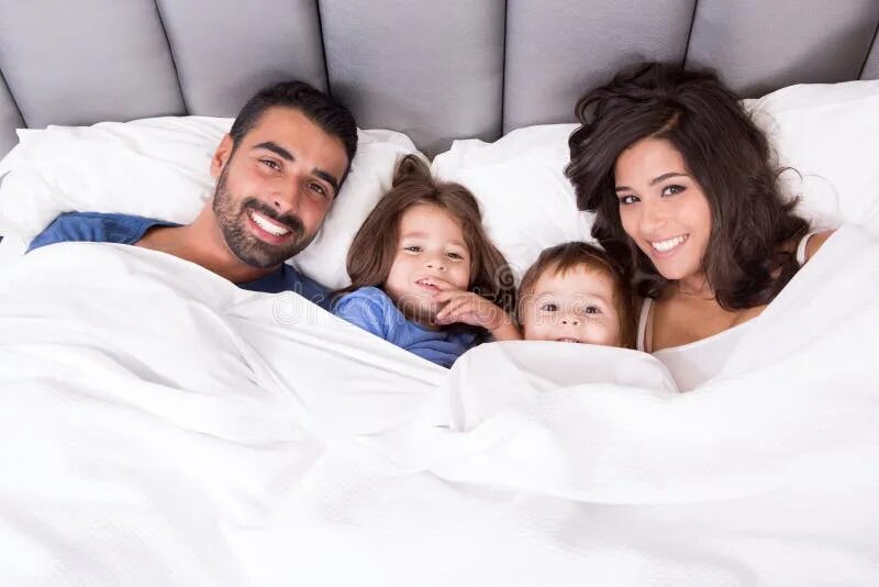 Семья в отеле. Семейная фотосессия на кровати. Семья на кровати. One bedded family. Семья на матрасе фото.
