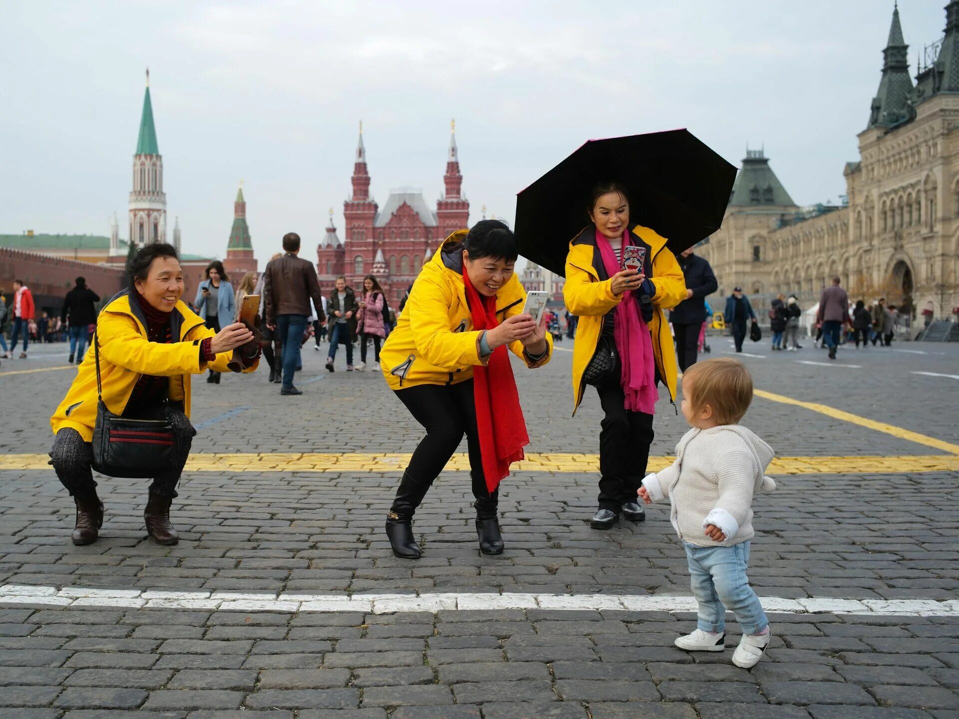 Tourist area. Туристы на красной площади. Иностранные туристы в Москве. Китайские туристы. Китайские туристы на красной площади.