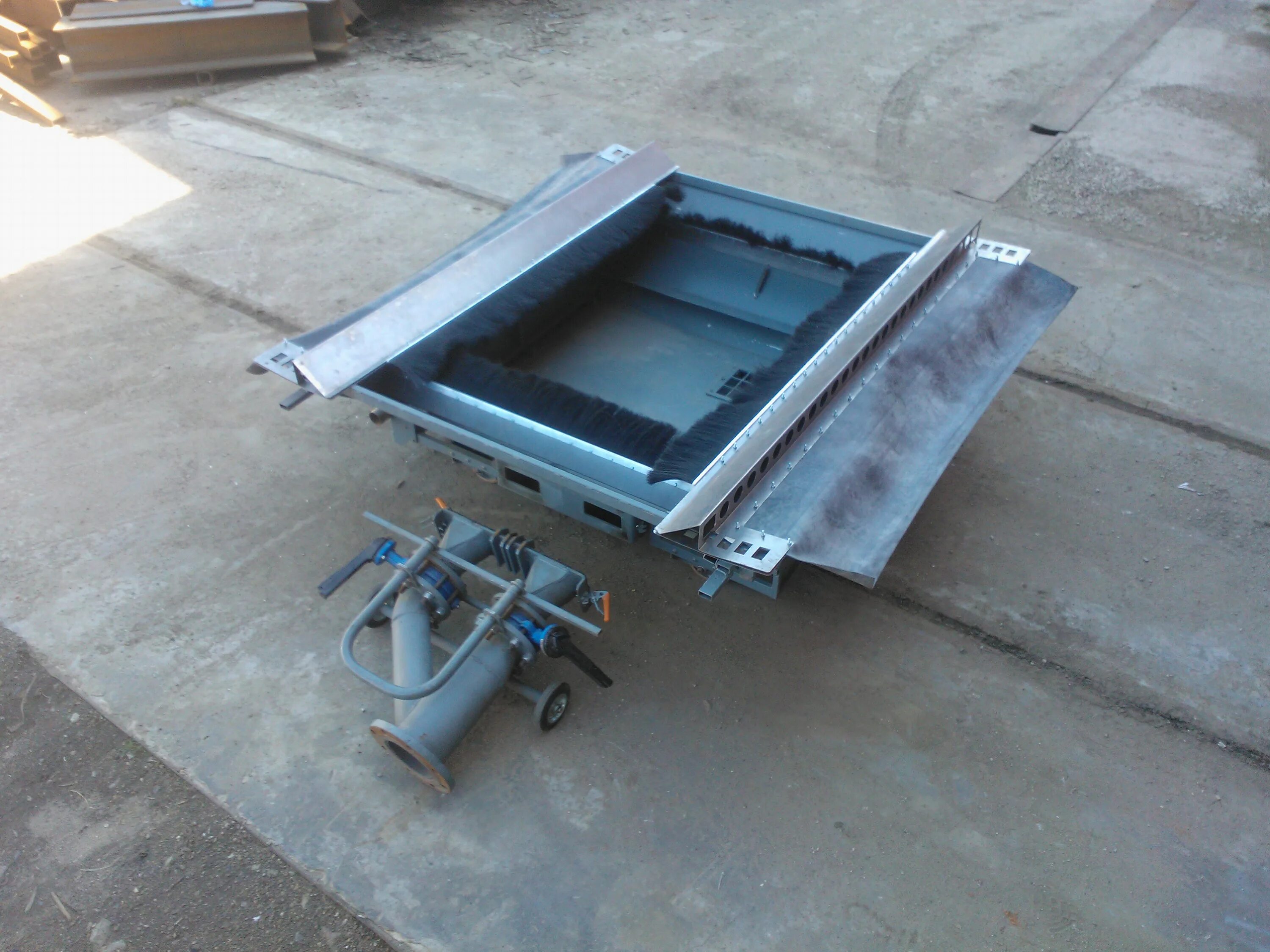 люк разгрузочный 01. 000сб. приемный бункер бпв-40. 000. разгрузочные люки.