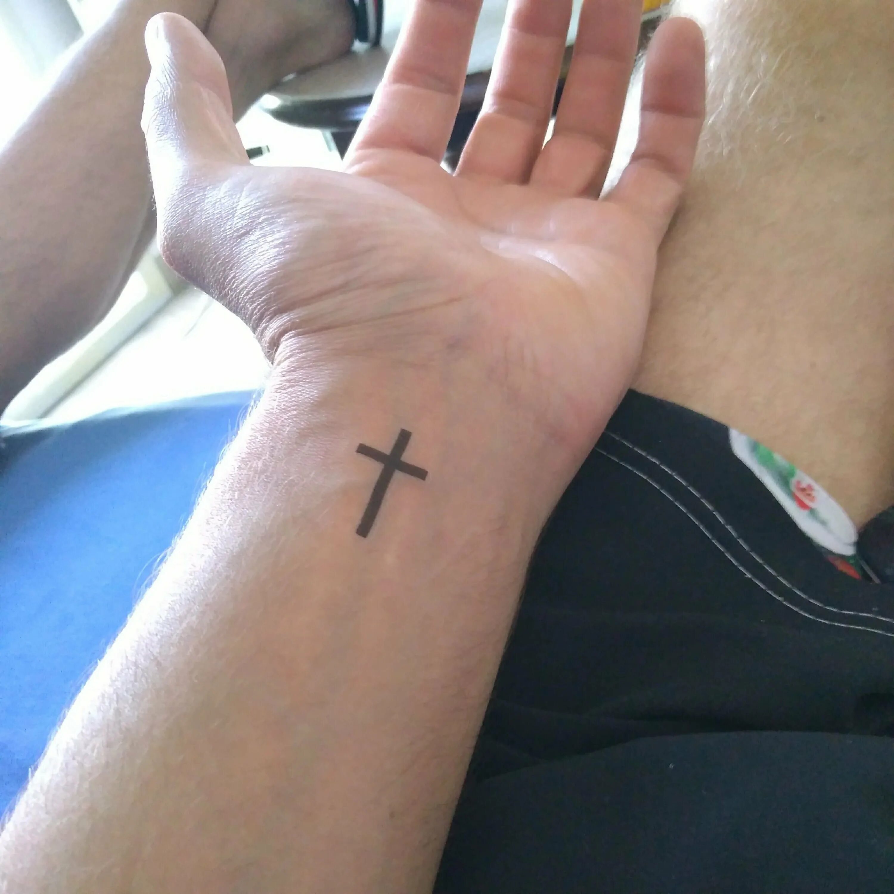 тату крест. тату крест на запястье для девушек. тату крестик на запястье мужские. тату крестик на руке. тату крест на кисти.