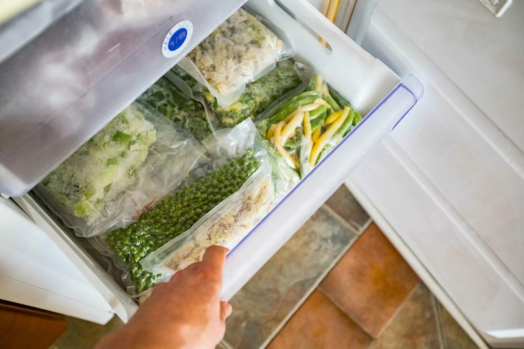 Можно хранить масло в морозилке. Freeze Vegetables in Fridges. Freezer-safe Bags. Картинки для ящиков морозилки с надписями. Итальянская морозилка (как на фото).