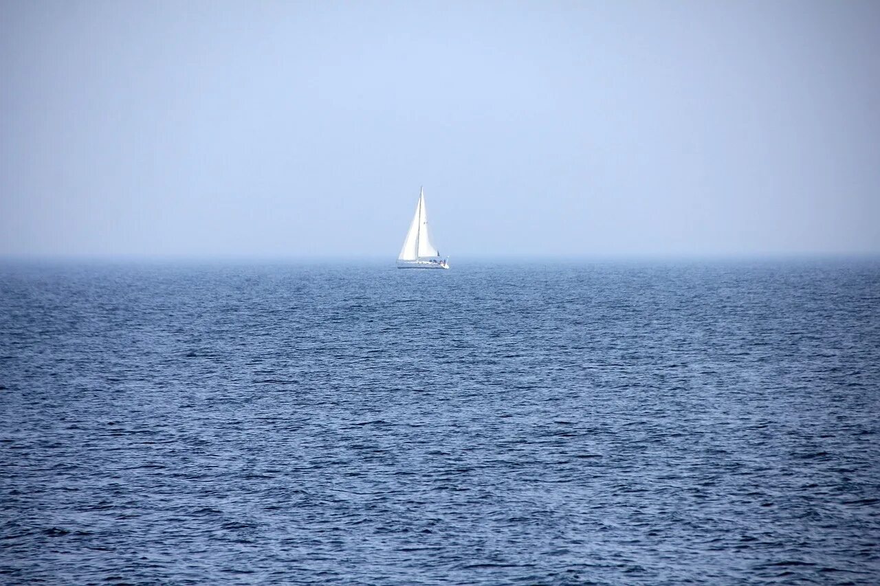 Парус вдали. Море вдалеке. Корабль на горизонте. Корабль вдалеке. Одинокое море.