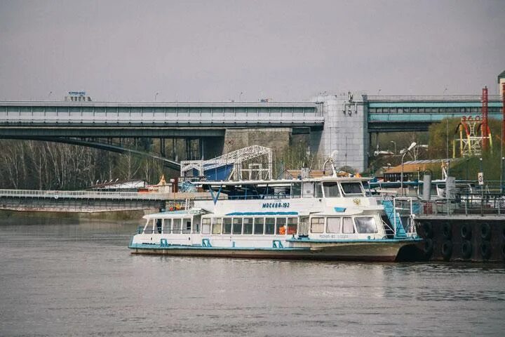 Речной вокзал новосибирск теплоходы. Теплоход по оби. Теплоход новосибирск речной вокзал. Теплоход новосибирск речной вокзал. Прогулки по оби в новосибирске.