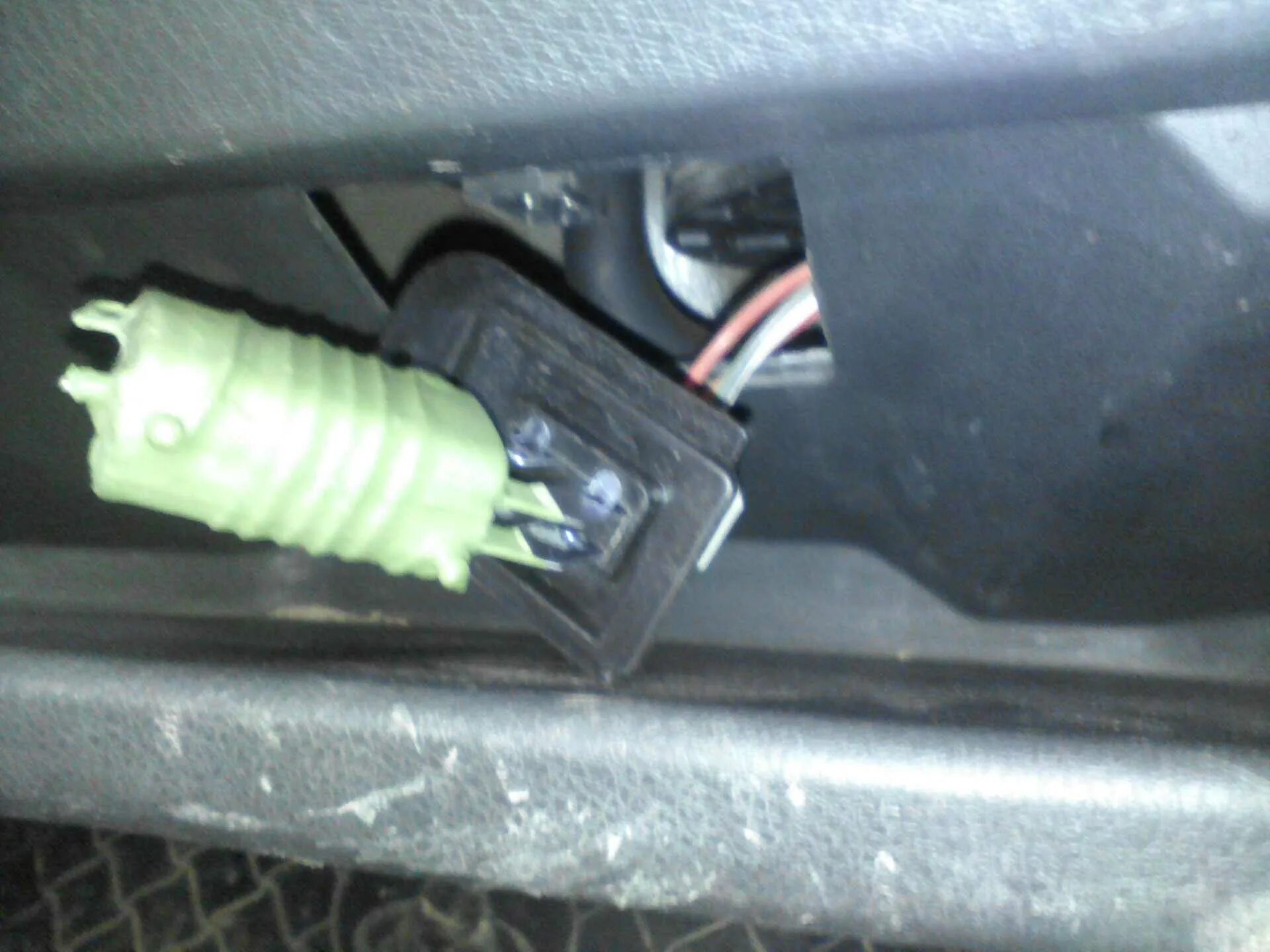 Резистор печки калина 1 где находится. Где находится резистор калина. Резистор отопителя лада калина. Реостат калина как проверить. Резистор вентилятора охлаждения калина 1.